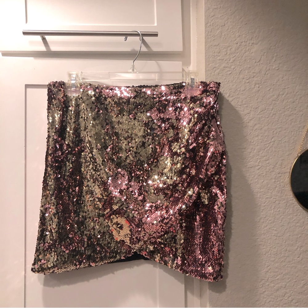 Top shop Sequin mini skirt. It’s in really good condition.